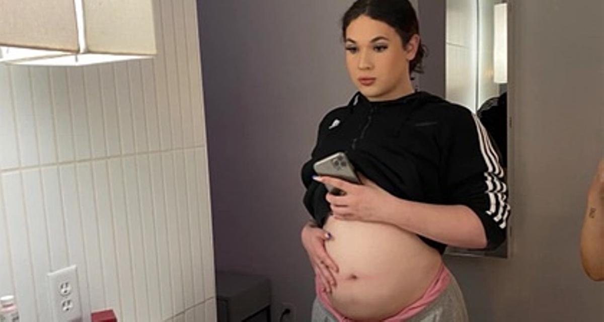 Ол кискасын ашты. Аққұба полиция қызметкері есектегі таяқпен мастурбация жасайды (камерада порно)